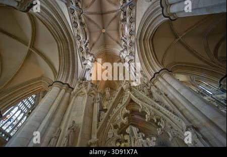 Das Beverley Minster in East Yorkshire ist eine der schönsten gotischen Kirchen Europas und ein Meisterwerk mittelalterlicher Architektur. Sie wurde um 1120 als Augustiner-Stiftskirche begonnen, die ein früheres angelsächsisches Kloster ersetzte, das von St. John of Beverley gegründet wurde, und wurde 1220–1420 weitgehend in strahlenden frühen englischen, dekorierten und rechtwinkligen Stilen umgebaut. Berühmt für seine zwei Westtürme, exquisiten Steinschnitzereien aus dem 14. Jahrhundert (einschließlich musikalischer Engel und Spielfiguren), das hoch aufragende Schiff und den einzigartigen Laufradkran aus dem 16. Jahrhundert, der noch immer in situ ist, ist es mit vielen Kathedralen in Größe und Schönheit konkurrieren. Ein Ort der Pilgerreise für uns Stockfoto