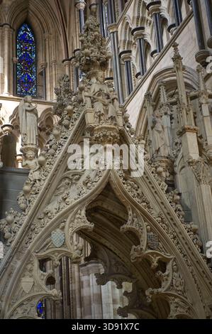 Das Beverley Minster in East Yorkshire ist eine der schönsten gotischen Kirchen Europas und ein Meisterwerk mittelalterlicher Architektur. Sie wurde um 1120 als Augustiner-Stiftskirche begonnen, die ein früheres angelsächsisches Kloster ersetzte, das von St. John of Beverley gegründet wurde, und wurde 1220–1420 weitgehend in strahlenden frühen englischen, dekorierten und rechtwinkligen Stilen umgebaut. Berühmt für seine zwei Westtürme, exquisiten Steinschnitzereien aus dem 14. Jahrhundert (einschließlich musikalischer Engel und Spielfiguren), das hoch aufragende Schiff und den einzigartigen Laufradkran aus dem 16. Jahrhundert, der noch immer in situ ist, ist es mit vielen Kathedralen in Größe und Schönheit konkurrieren. Ein Ort der Pilgerreise für uns Stockfoto