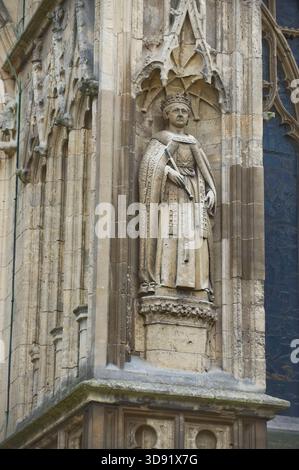 Das Beverley Minster in East Yorkshire ist eine der schönsten gotischen Kirchen Europas und ein Meisterwerk mittelalterlicher Architektur. Sie wurde um 1120 als Augustiner-Stiftskirche begonnen, die ein früheres angelsächsisches Kloster ersetzte, das von St. John of Beverley gegründet wurde, und wurde 1220–1420 weitgehend in strahlenden frühen englischen, dekorierten und rechtwinkligen Stilen umgebaut. Berühmt für seine zwei Westtürme, exquisiten Steinschnitzereien aus dem 14. Jahrhundert (einschließlich musikalischer Engel und Spielfiguren), das hoch aufragende Schiff und den einzigartigen Laufradkran aus dem 16. Jahrhundert, der noch immer in situ ist, ist es mit vielen Kathedralen in Größe und Schönheit konkurrieren. Ein Ort der Pilgerreise für uns Stockfoto