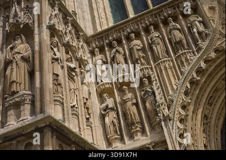 Das Beverley Minster in East Yorkshire ist eine der schönsten gotischen Kirchen Europas und ein Meisterwerk mittelalterlicher Architektur. Sie wurde um 1120 als Augustiner-Stiftskirche begonnen, die ein früheres angelsächsisches Kloster ersetzte, das von St. John of Beverley gegründet wurde, und wurde 1220–1420 weitgehend in strahlenden frühen englischen, dekorierten und rechtwinkligen Stilen umgebaut. Berühmt für seine zwei Westtürme, exquisiten Steinschnitzereien aus dem 14. Jahrhundert (einschließlich musikalischer Engel und Spielfiguren), das hoch aufragende Schiff und den einzigartigen Laufradkran aus dem 16. Jahrhundert, der noch immer in situ ist, ist es mit vielen Kathedralen in Größe und Schönheit konkurrieren. Ein Ort der Pilgerreise für uns Stockfoto