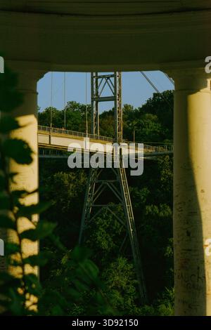 Blick auf die Hängebrücke im Park, grüne Bäume Stockfoto