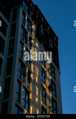 Lichtwege auf einem Hochhaus in der Stadt Stockfoto