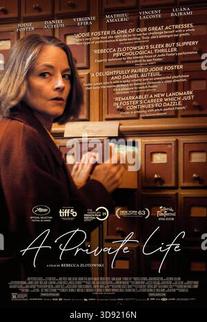 A Private Life (2025) von Rebecca Zlotowski mit Jodie Foster, Daniel Auteuil und Virginie Efira. Eine gefeierte Psychiaterin wird besessen vom verdächtigen Tod eines langjährigen Patienten und leitet ihre eigene, buchstäbliche Untersuchung ein, die die Grenze zwischen beruflicher Pflicht und persönlicher Besessenheit verwischt. US-Poster NUR FÜR REDAKTIONELLE ZWECKE. Quelle: BFA/Sony Pictures Classics Stockfoto