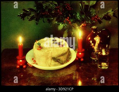 Amsterdam, Nederland – 1934-1935: Eine farbenfrohe Vintage-Laterne, die ein warmes Weihnachtsstillleben zeigt. Zwei leuchtend rote Kerzen umrahmen einen festlichen Weihnachtskuchen mit der Botschaft „A Happy Christmas to All“, umgeben von stechpalmenzweigen und kleinen saisonalen Dekorationen. Die sanften, malerischen Töne und das warme Licht schaffen eine nostalgische Urlaubsatmosphäre, die die niederländische Weihnachtstradition des frühen 20. Jahrhunderts widerspiegelt. Stockfoto
