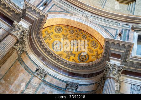 Blick auf das Innere des römischen Pantheons in Rom Stockfoto