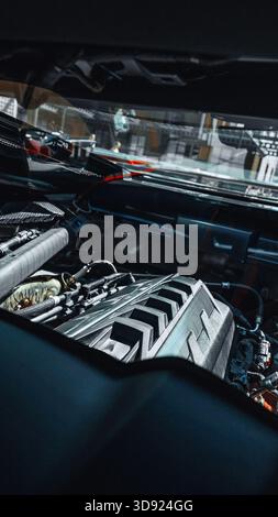 Motorkomponenten sind während der Wartung oder Inspektion in der Motorhaube sichtbar Stockfoto
