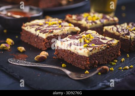 Glutenfreie und zuckerfreie Brownies mit Pistazienglasur, Schokoladenkuchen nach Dubai-Art Stockfoto