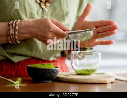 Frau, Die Matcha-Grüntee Zubereitet, Nahaufnahme: Sifting-Tee Stockfoto