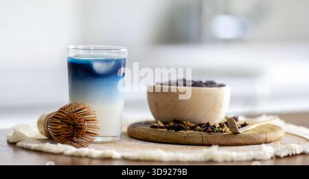 Blue Iced Matcha Latte im Glas mit Zubehör für die Zubereitung Stockfoto