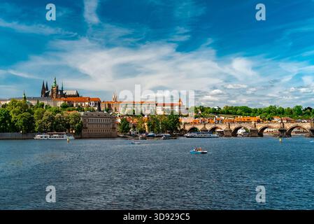 Prager Burg Karlsbrücke Moldau, berühmtes Panorama. Stockfoto