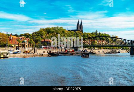 Stahlbogenbrücke über die Moldau in der Nähe der Vysehrader Basilika. Stockfoto