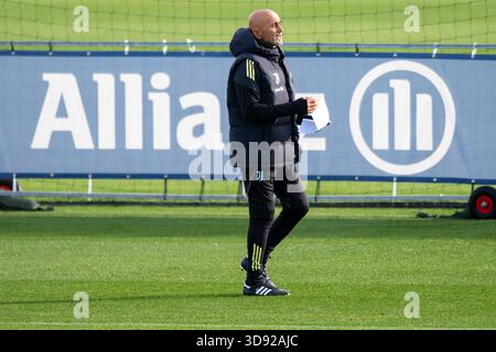 Juventus’ Cheftrainer Luciano Spalletti während des Juventus-Trainings vor dem UCL-Spiel Juventus gegen Sporting im Continassa Juventus Training Center in Turin, Nordwesten Italiens - Montag, 3. November 2025. Sport - Fußball . (Foto: Alberto Gandolfo/Lapresse) Stockfoto