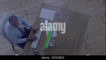Schreib Mann in Bürokleidung am Schreibtisch im Heimbüro, mit weißer Tastatur und Maus, Kopierraum Stockfoto