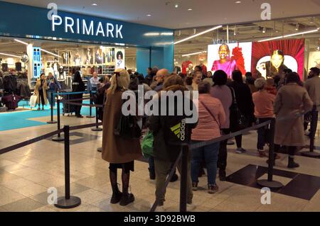 Primark - Eröffnung in Regensburg, Bayern. Primark ist ein international tätiger Textil-Discounter mit Hauptsitz in Dublin in der Republik Irland. In Primark-Filialen, die in der Regel mehrere Tausend Quadratmeter Verkaufsfläche bieten, werden Textilien, Schuhe und Accessoires für Damen, Herren und Kinder sowie Artikel für den Wohnbedarf und Kosmetik zu niedrigen Preisen verkauft. *** Primark Opening in Regensburg, Bayern Primark ist ein internationaler Discount-Bekleidungshändler mit Hauptsitz in Dublin in der Republik Irland Primark Stores, die in der Regel mehrere tausend Quadratmeter anbieten Stockfoto