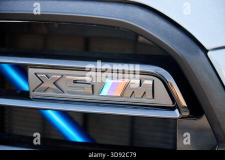 Minsk, Weißrussland, 5. November 2025: Nahaufnahme des BMW X5 M Emblems des Hochleistungs-Sportfahrzeugs SAV. M im Emblem der BMW M GmbH, die p Stockfoto