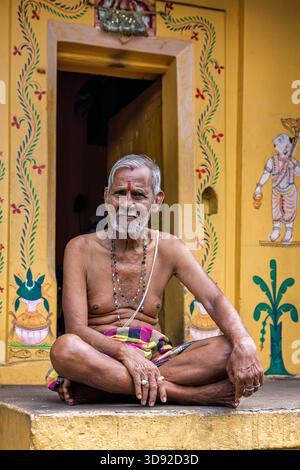Ein älterer Mann vor einem traditionellen indischen Haus, Puri, Odisha, Indien Stockfoto