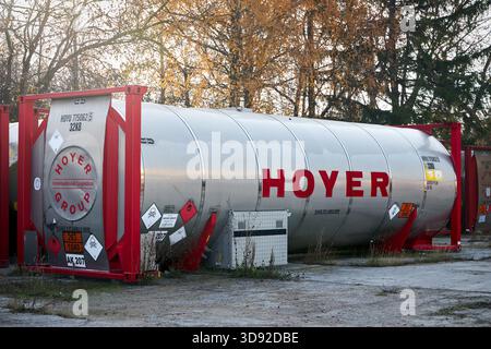Minsk, Weißrussland, 5. November 2025: ISO-Tankcontainer aus Edelstahl HOYER für den Transport von Flüssigkeiten und Gasen. Gefahrenidentifizierungsnummer 263 ist hoch Stockfoto