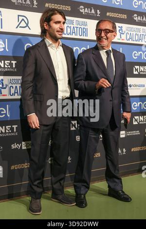 (R-L) Ignazio La Russa Präsident des Senats der Italienischen Republik und sein Sohn Lorenzo Cochis La Russa, die während der Galà Oscar del Calcio Awards 2025 in den Spazio Antologico East End Studios in Mailand zu sehen waren Stockfoto