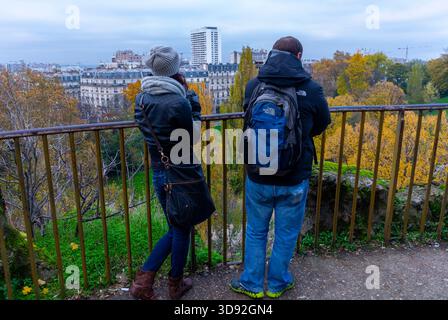 Paris, Frankreich, Herbstparkszenen, Paar junge Leute stehen von hinten, mit Rucksäcken, Blick auf die Landschaft, 'Parc des Buttes Chaumont », öffentlich Stockfoto