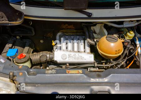 uschhorod, ukraine - 4. juli 2019: volkswagen 2,4 l Dieselmotorraum Nahaufnahme. Verschiedene Komponenten unter geöffneter Haube. Leistungsstark und leistungsstark Stockfoto