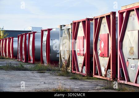 Minsk, Weißrussland, 5. November 2025: HOYER Edelstahl-ISO-Tankcontainer für den Transport von Flüssigkeiten und Gasen. Gefahrenidentifizierungsnummer 263 ist h Stockfoto