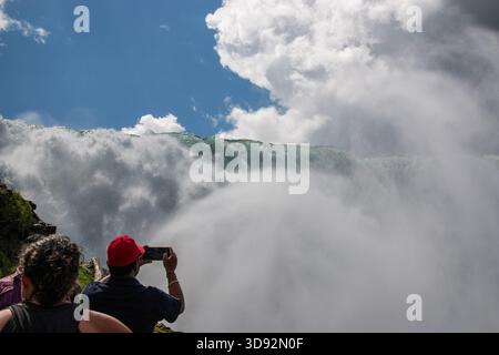 Niagarafälle, New York, USA - 1. August 2023: Besucher bewundern die atemberaubenden Niagarafälle und genießen die atemberaubende Landschaft. Stockfoto