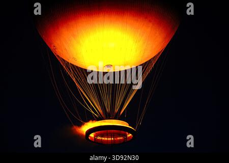 Paris 2024 Olympischer Kessel Flug bei Nacht Stockfoto