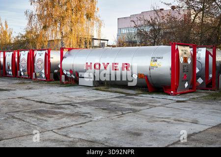 Minsk, Weißrussland, 5. November 2025: HOYER Edelstahl-ISO-Tankcontainer für den Transport von Flüssigkeiten und Gasen. Gefahrenidentifizierungsnummer 263 ist h Stockfoto