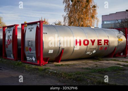Minsk, Weißrussland, 5. November 2025: HOYER Edelstahl-ISO-Tankcontainer für den Transport von Flüssigkeiten und Gasen. Gefahrenidentifizierungsnummer 263 ist h Stockfoto