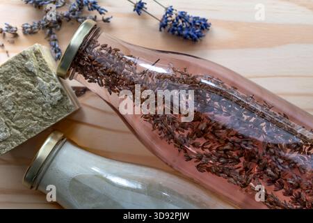 Hausgemachte Wäsche, marseille geriebene Seife, DIY, mach es selbst, Null Abfall, umweltfreundliches, natürliches Produkt zum Waschen und Reinigen Stockfoto