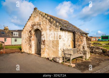 Die Veranda von St Andrew's Old Kirk, North Berwick, die einzigen noch erhaltenen Überreste einer Kirche, die Mitte der 1100er Jahre erbaut und bei einem Sturm weitgehend zerstört wurde... Stockfoto