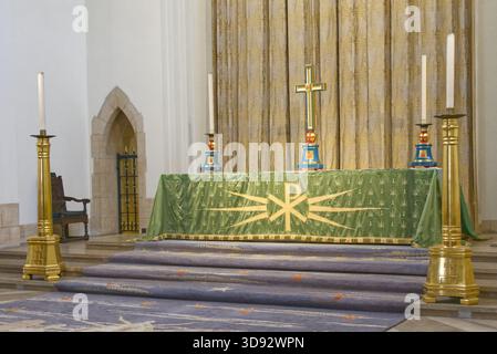 Das Innere der Guildford Cathedral. Surrey, England, Der Altar. Stockfoto