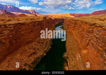 Colorado River von der historischen Navajo-Brücke in Arizona aus gesehen. USA die Brücke wird heute von Fußgängern genutzt und eine neue Brücke für Autos in der Nähe. Stockfoto