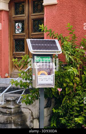Lourdes, Frankreich – 19. November 2025: Dieses Bild zeigt einen automatisierten externen Defibrillator mit Solarpaneelen in Lourdes, Frankreich, der Notstrom liefert Stockfoto