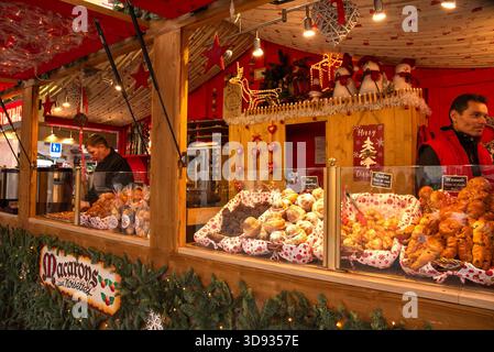 Straßburg, Frankreich - 24. Dezember 2022: Traditionelle elsässische Kekse und heißer Wein zum Verkauf in einer Bäckerei auf dem Weihnachtsmarkt. Stockfoto