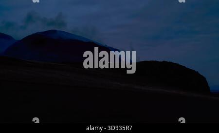 Am Abend brennt in Arthurs Sitz in Edinburgh ein Feuer Stockfoto