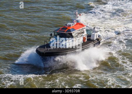 Dover Pilot Harbour Patrol Boat DHB Diligent in Dover, Kent, Großbritannien im Mai Stockfoto