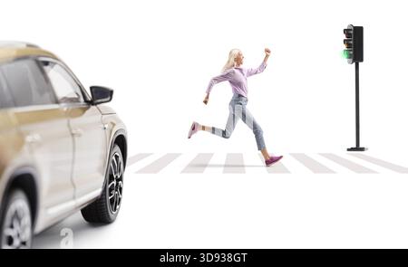 Profilaufnahme einer Frau in voller Länge, die über eine Zebraüberquerung an einer grünen Ampel auf weißem Hintergrund läuft Stockfoto