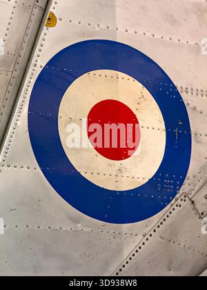 Nahaufnahme der Royal Air Force auf einem silbernen Flugzeugflügel im Science Museum, London. Stockfoto