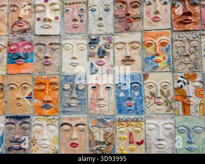 Jerewan Armenien 11.25.2025. Eine Wand aus Gesichtern aus Fliesen. Die Flächen haben unterschiedliche Farben und Größen. Die Wand ist ein Mosaik von Gesichtern, und sie gibt dem Stockfoto