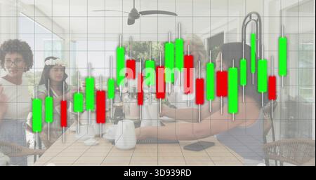 5 Personen in Sommerkleidung, die sich um den Sonnentisch ranken, mit Telefon und Kerzenständer Stockfoto