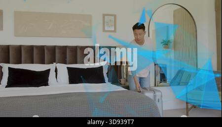 Ein Erwachsener mit weißem T-Shirt, hellblauer Jeans am silbernen Koffer im Schlafzimmer rechts, Kopierraum Stockfoto