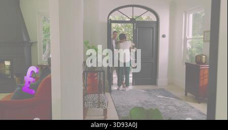 Umarmt Frau in weißen, grünen Hosen und kommt Mann im Foyer an, mit offener Bogentür Stockfoto