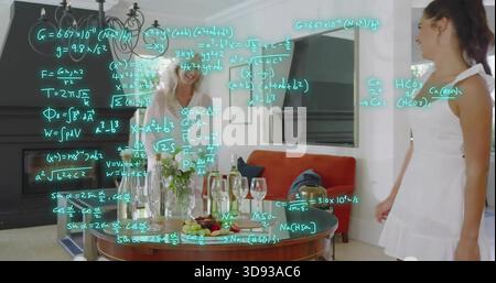 Sprechende Seniorin, Tochter in weißem Kleid am Glastisch zu Hause mit Wein und Cyan-Gleichungen Stockfoto