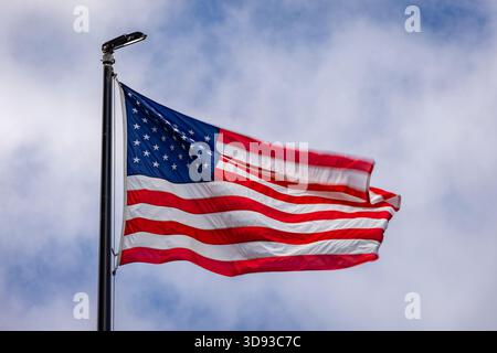 Die US-Flagge weht im Wind, San Francisco, USA. Sommer (August) 2025. Stockfoto