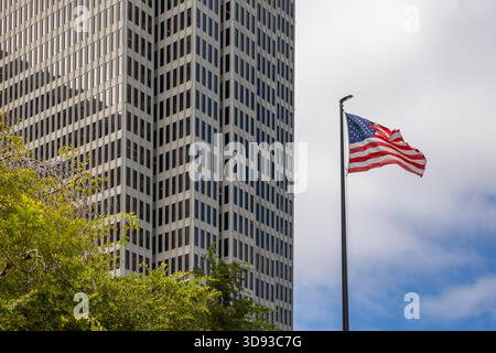 US-Flagge und Wolkenkratzer am Embarcadero Plaza, San Francisco, USA. Sommer (August) 2025. Stockfoto