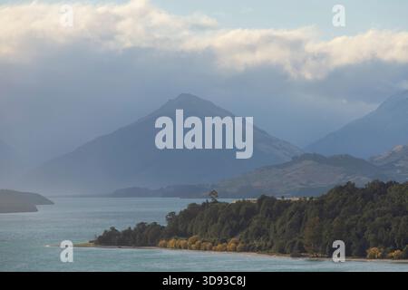 Blick über den Lake Wakatipu in Richtung Glenorchy, Otago, Südinsel, Neuseeland. Frühjahr (Mai) 2025. Stockfoto