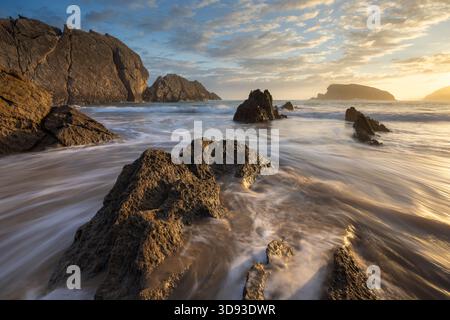 Sonnenaufgang über dem Strand an Playa de la Arnia an der Costa Quebrada, Kantabrien, Spanien. Herbst (September) 2025. Stockfoto