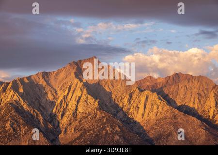 Der Lone Pine Peak Mountain sonnt sich am frühen Morgen im Sonnenlicht, Eastern Sierras, Kalifornien, USA. Sommer (August) 2025. Stockfoto
