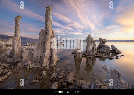 Tufa Towers am Mono Lake bei Sonnenaufgang, Eastern Sierras, Kalifornien, USA. Sommer (August) 2025. Stockfoto